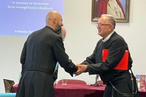 ksiądz Michał olszewski odbiera nagrodę
